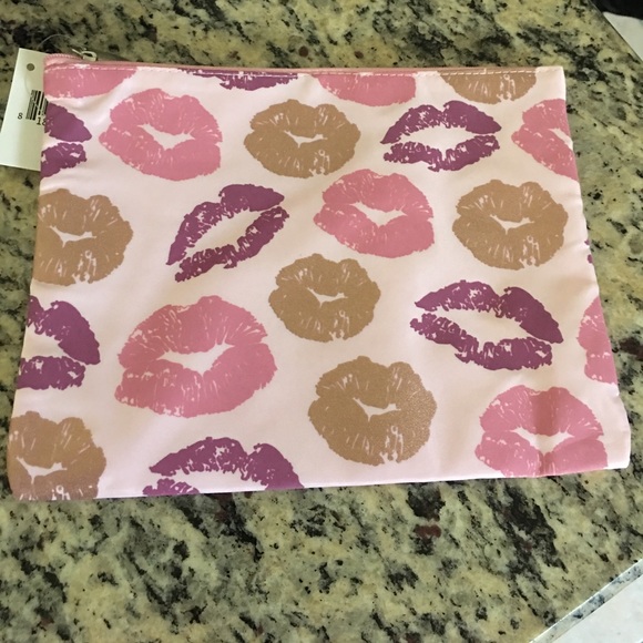 MACY'S KISS COSMETIC BAG - Picture 2 of 4