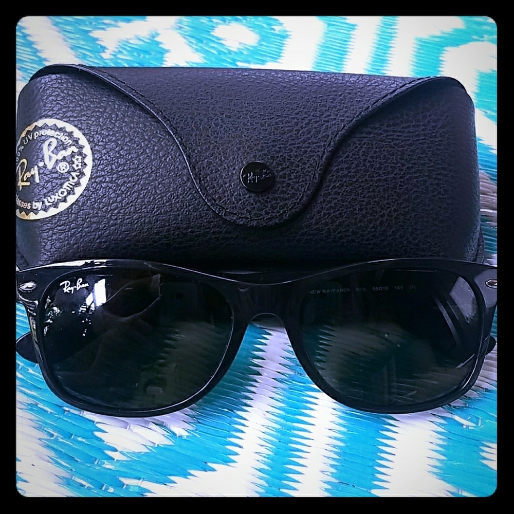 Brand new Ray-ban wayfarer sunglasses with case