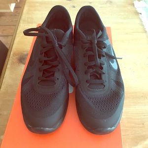 Nike Black tennis shoes