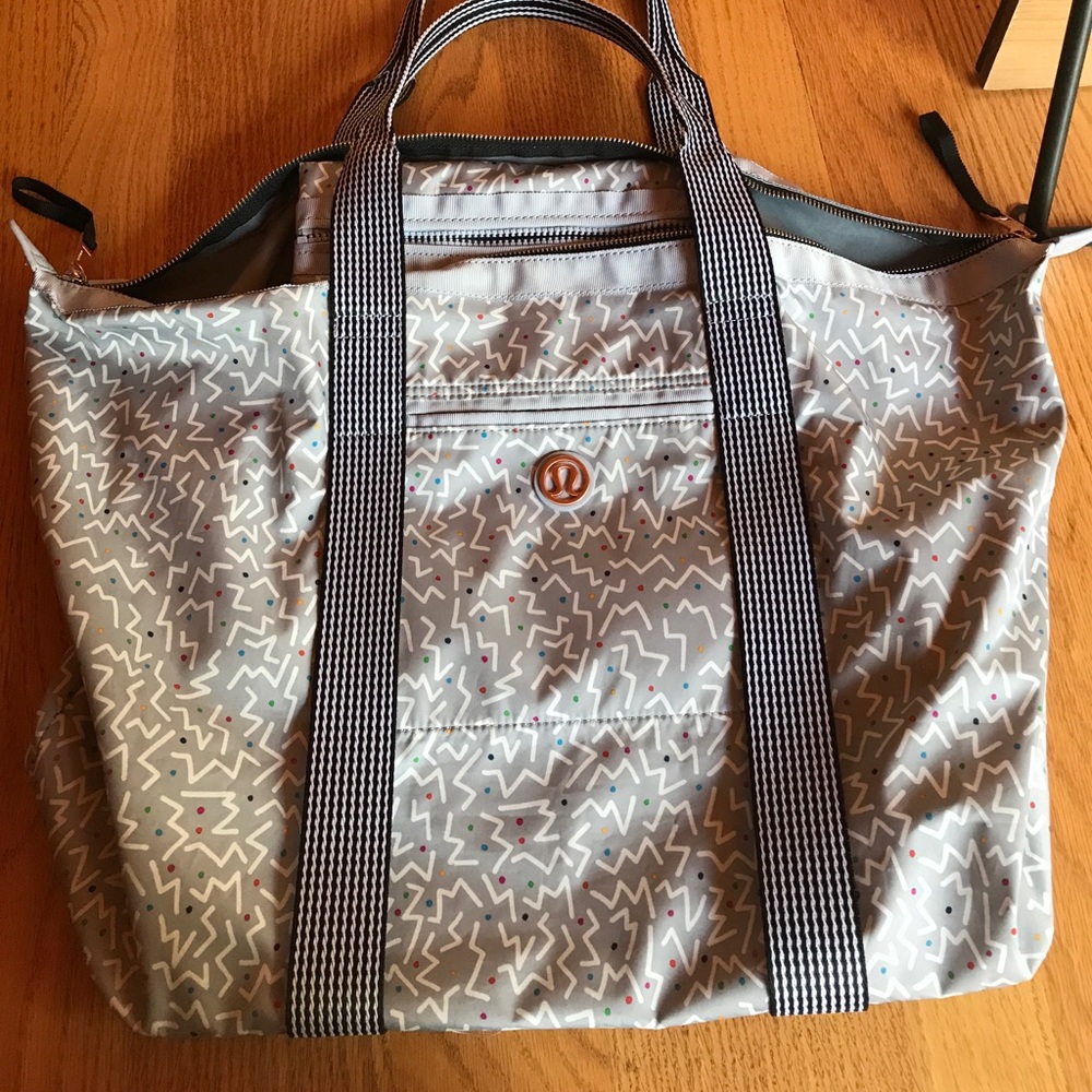 Lululemon seawheeze tote.