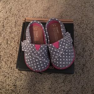 Kids toms size 4