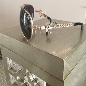 100% authentic Guess aviator sunglasses goldframe