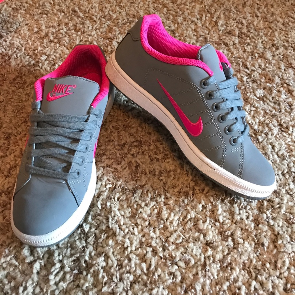 Nike tennis shoes