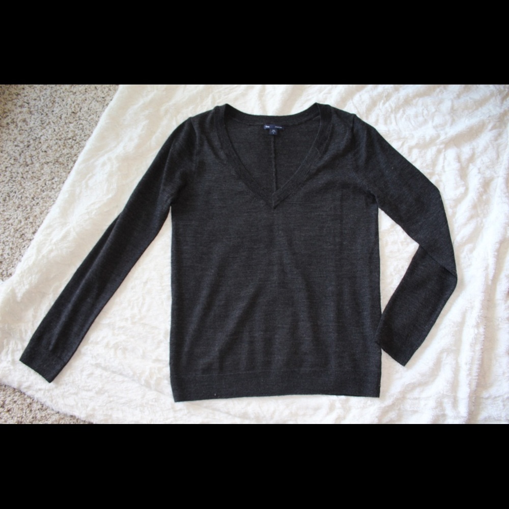 Gap grey ultrasoft wool v-neck sweater. Size large