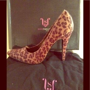 Brand New Leopard print, with carrying pouch.