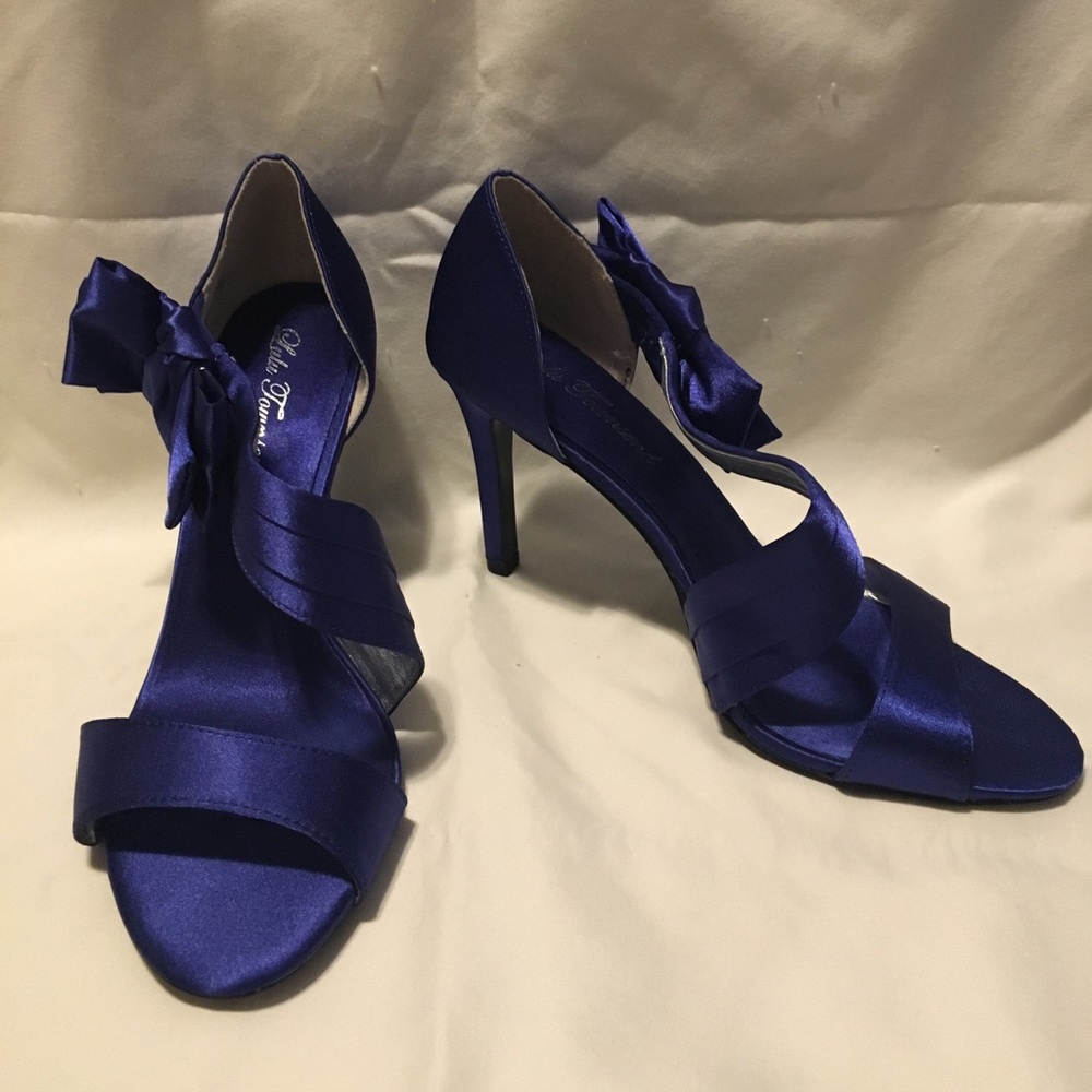 Blue heel with bow
