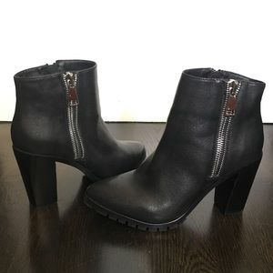 👯Steve Madden Black Booties w Side Zipper Detail