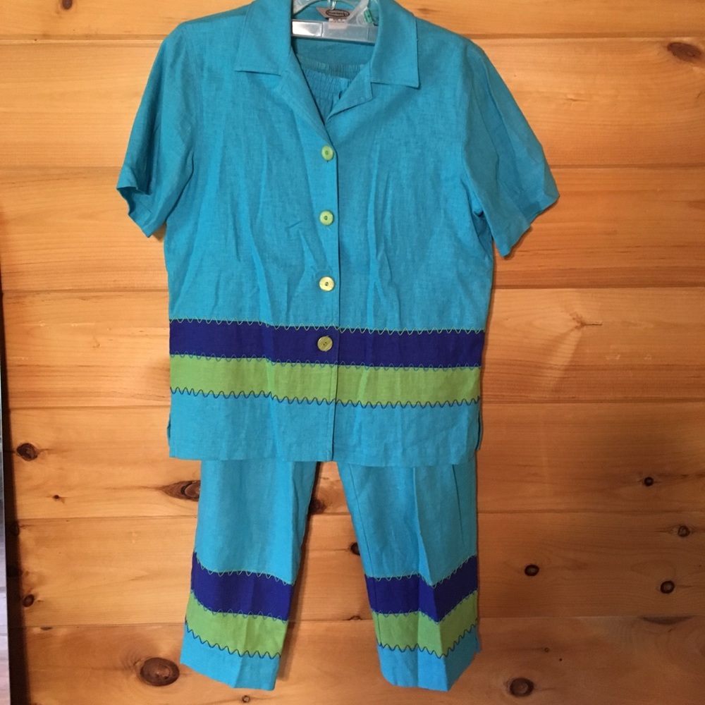 Two piece tropical looking Capri set