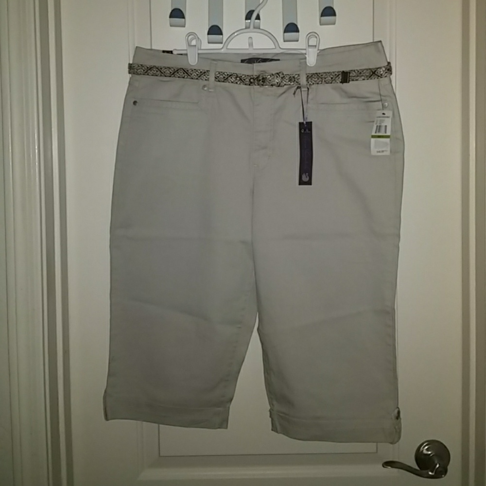 NWT  sz 14 cream bermuda shorts Gloria Vanderbilt