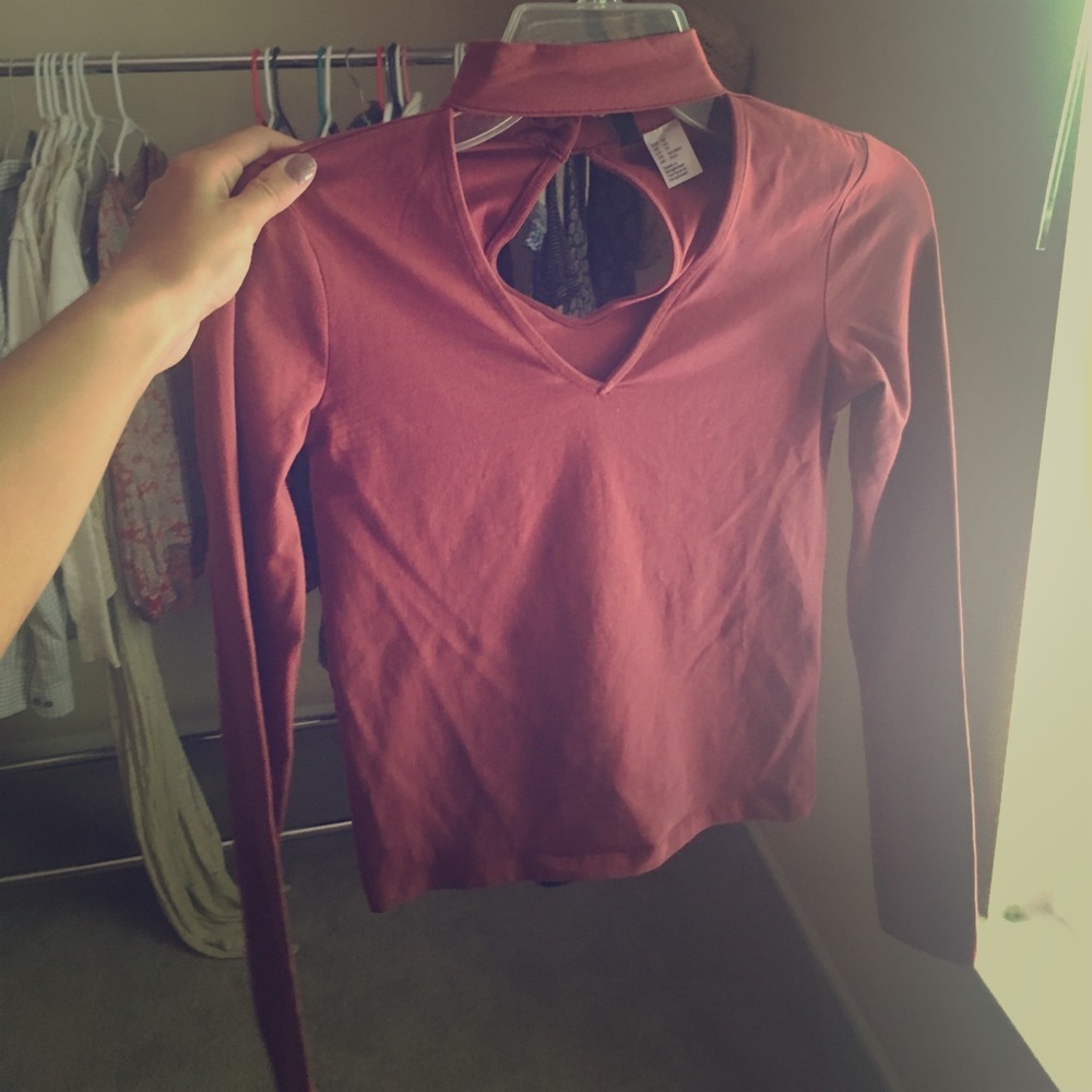 SUPER CUTE tight long sleeve w/ cut out!