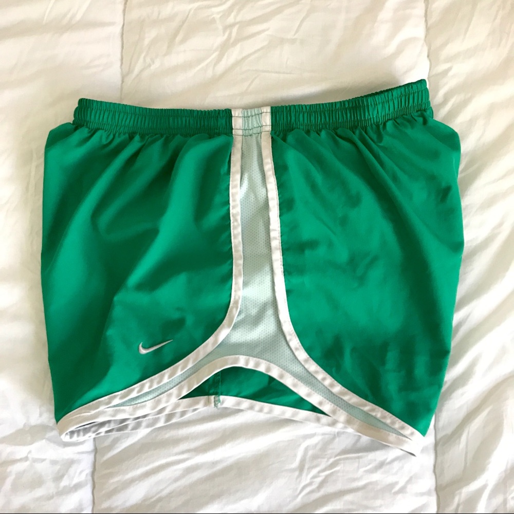 NIKE TEMPO SHORTS SIZE L