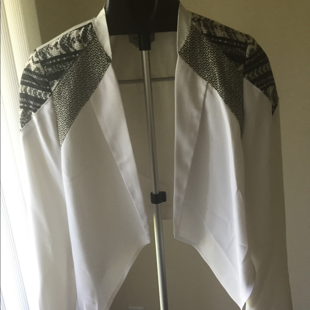 Preowned Bebe white blazer Size 4 fits an Xsor 0-2