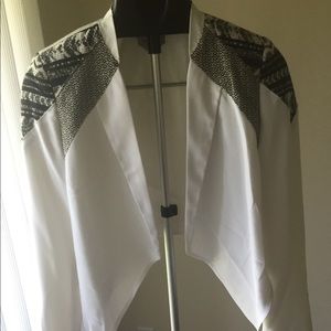 Preowned Bebe white blazer Size 4 fits an Xsor 0-2