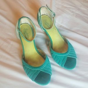 CUTE Urban Outfitters turqouise kitten heels