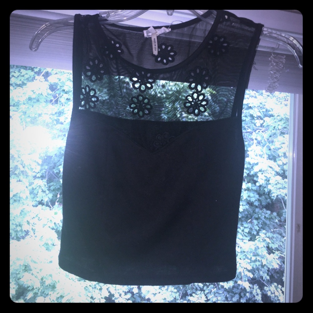 BLACK CROP TOP W/ FLOWER DETAILS