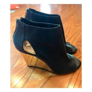 Jessica Simpson Black & Gold Wedges