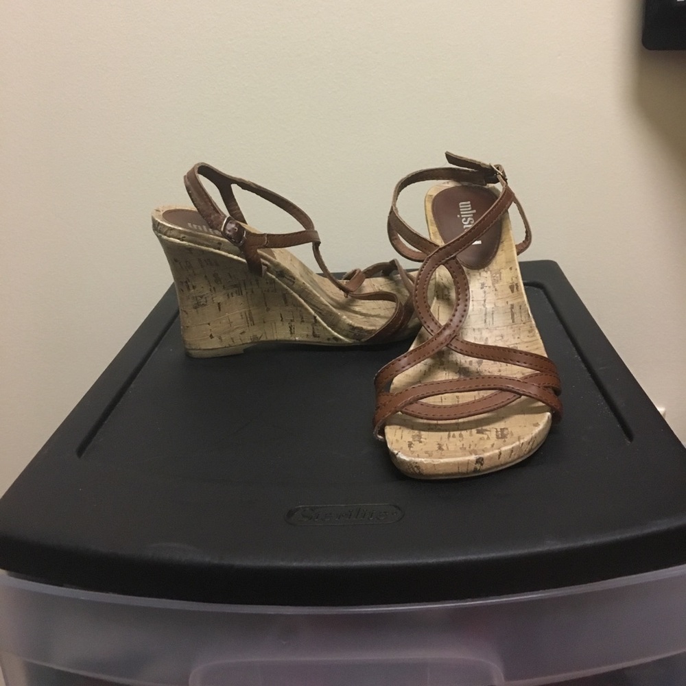 Unlisted brown wedges