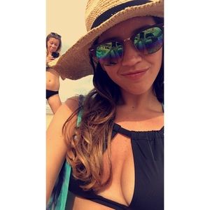 Meet your Posher, Caraline