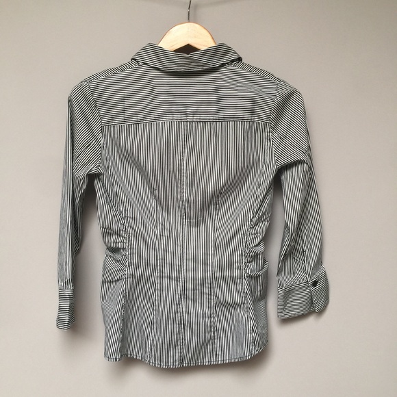 NEW YORK AND CO BUTTON UP BLOUSE - Picture 2 of 2