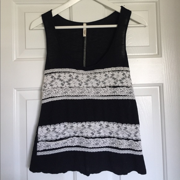 Black and white tank with lace detail - Picture 2 of 4