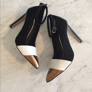 Gorgeous Gold & Black Pumps