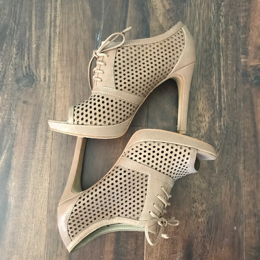 Smokin hot Vince Camuto nude cut out booties