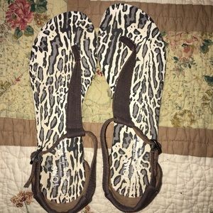 Leopard print Toms sandals