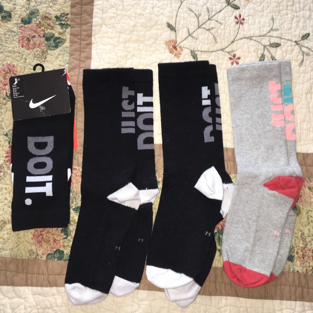 Nike sock bundle (4 pairs)!!