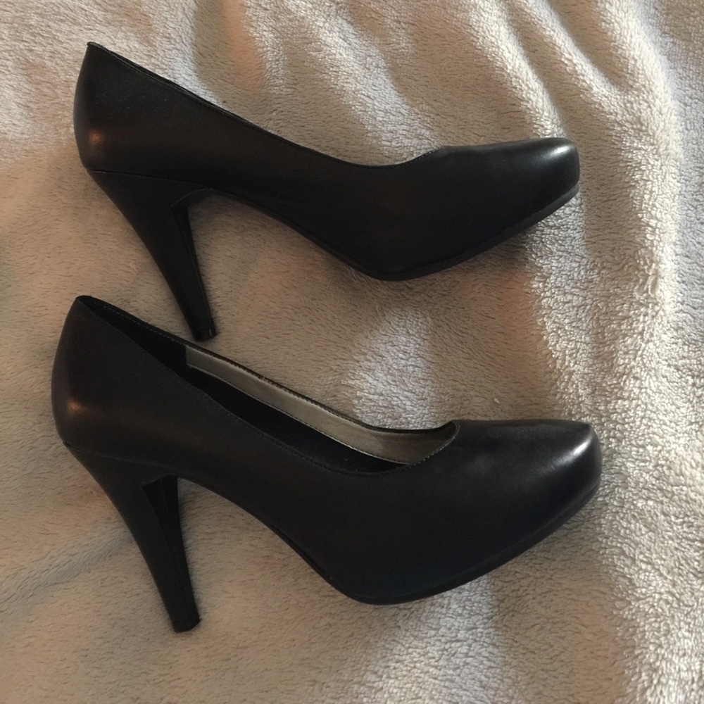 💯💯 Naturalizer Black Leather Upper Pumps!