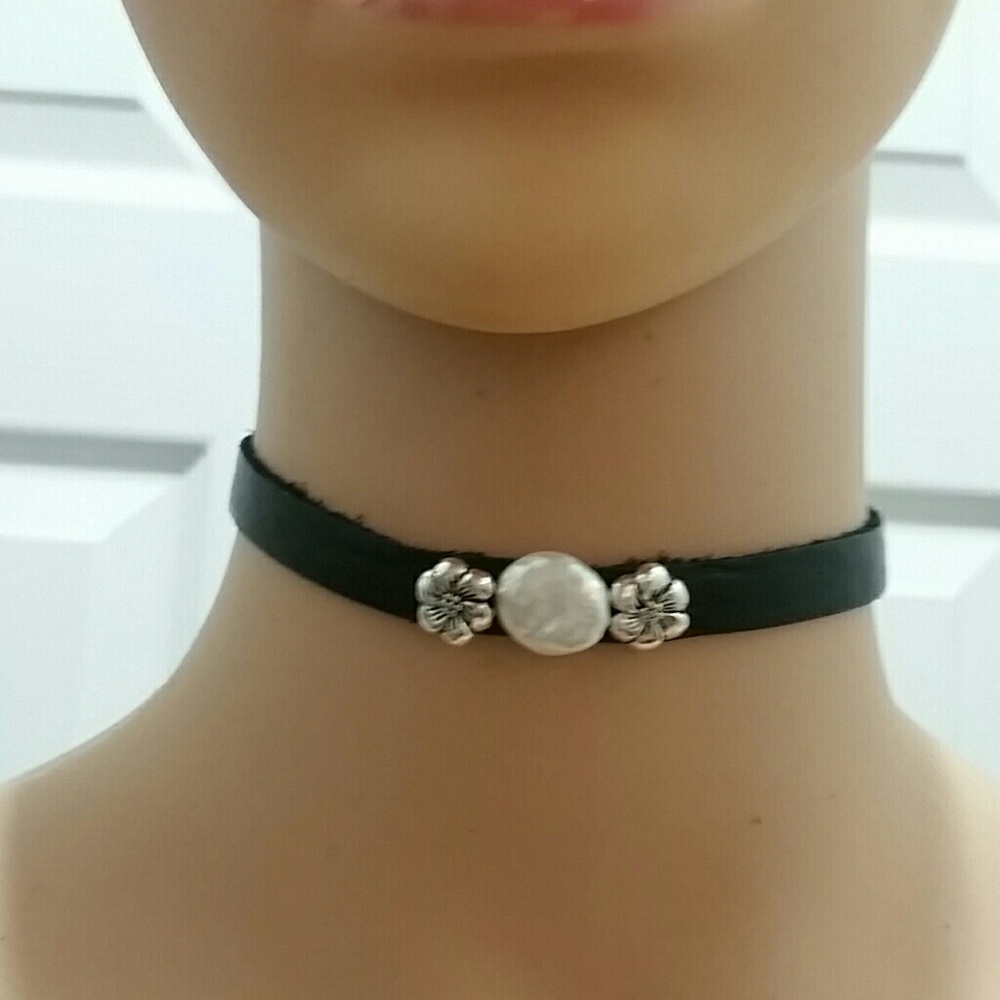 HANDCRAFTED CALF LEATHER CHOKER