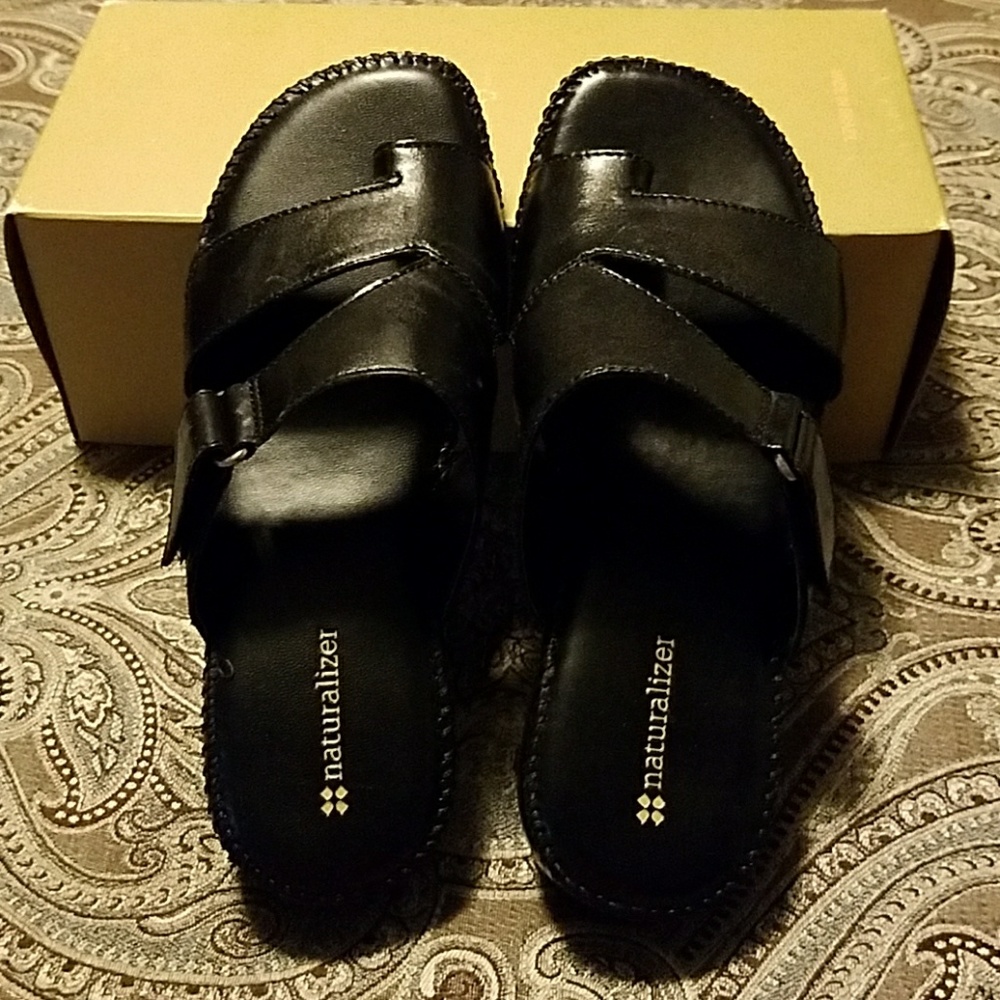 New without tags Naturalizer sandals.