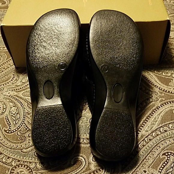 New without tags Naturalizer sandals. - Picture 5 of 8