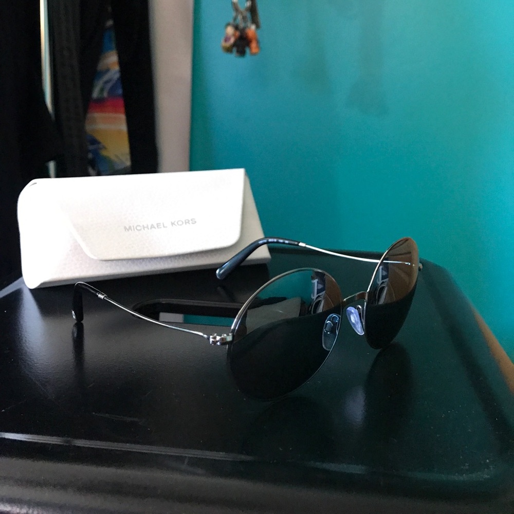 MICHAEL KORS | SILVER CIRCLE SUNGLASSES with case