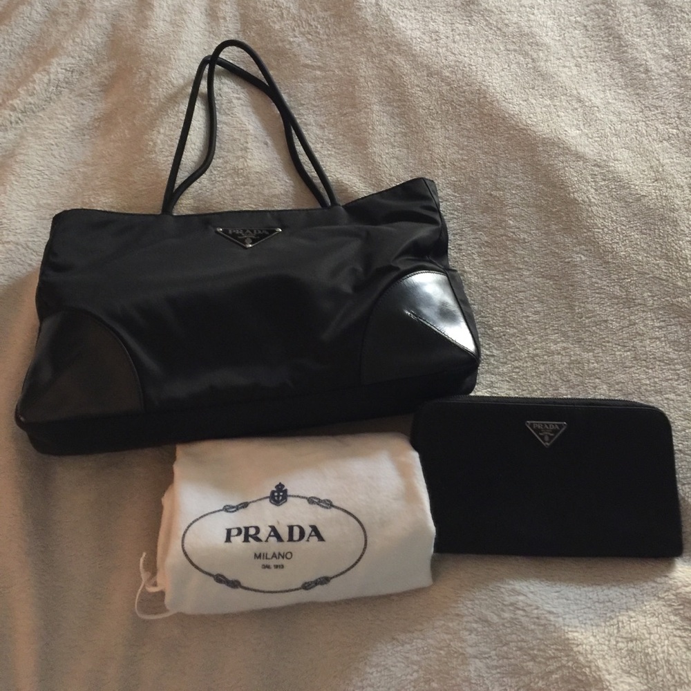 💯💯💯PRADA Nylon shoulder bag + wallet!