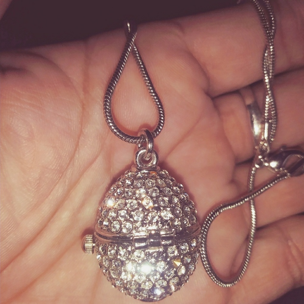 Swarovski egg pendant clock