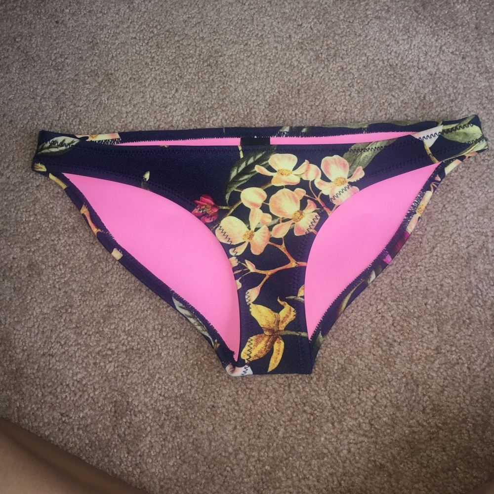 TRIANGL 100% neoprene bikini bottoms NEVER WORN