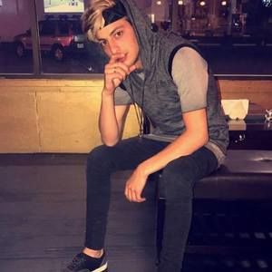 Meet your Posher, Lazaro