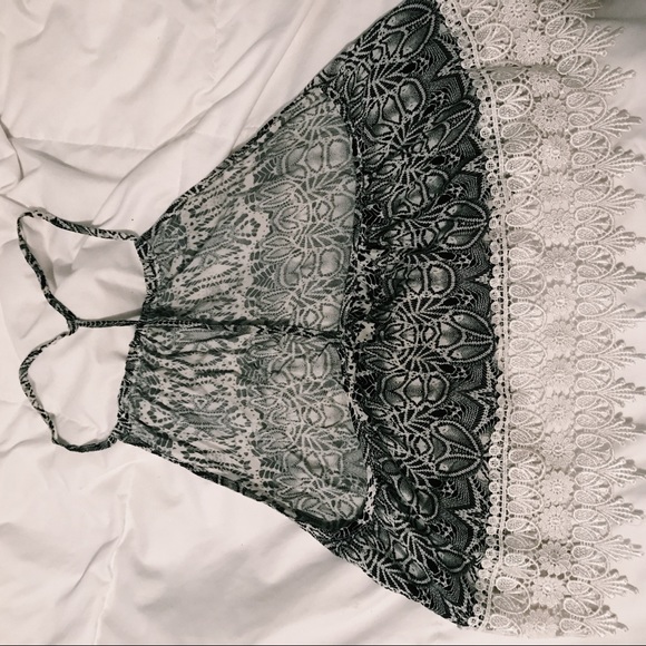 Patterned Halter Top - Picture 2 of 3