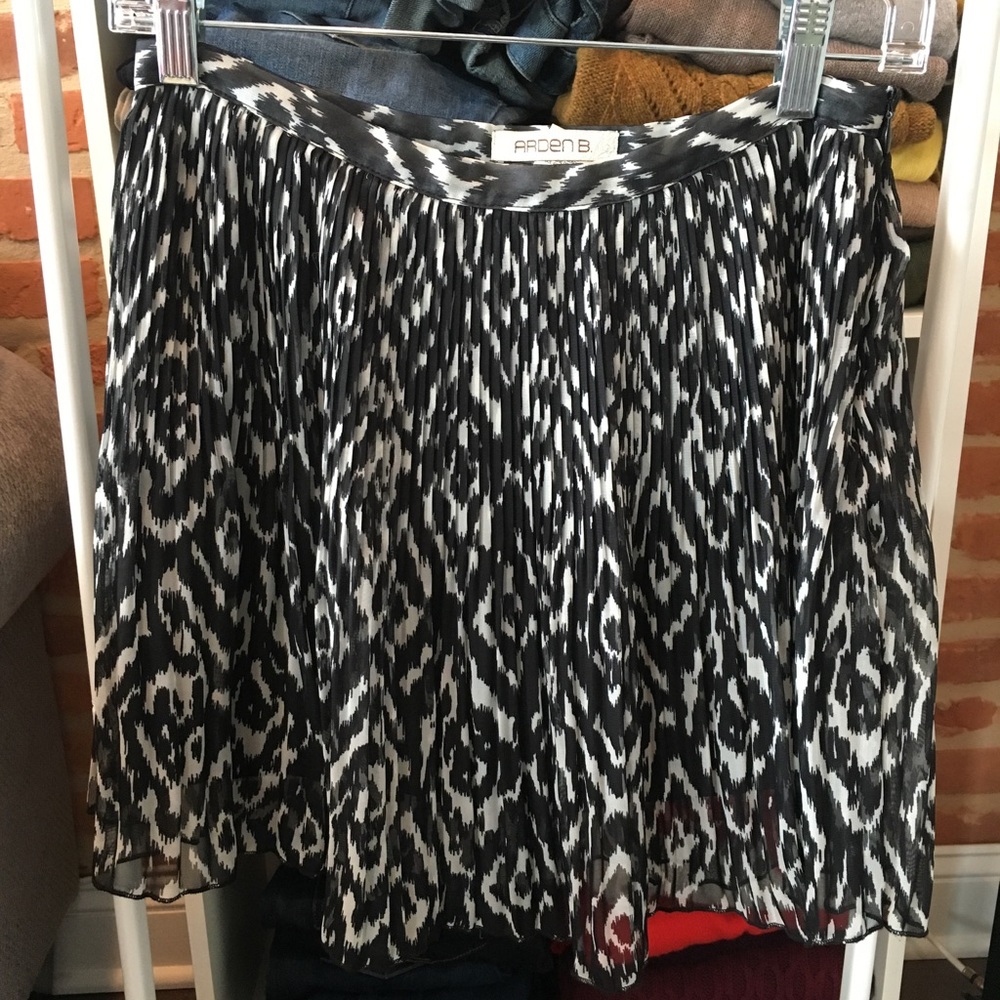 Patterned pleated mini skirt