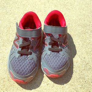 Like New Boy's sz7.5 New Balance gym shoes