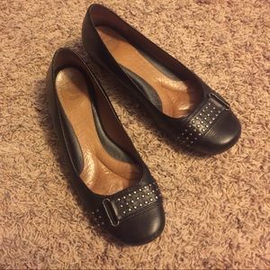 ⬇️⬇️Nurture wedges with stud detail⬇️⬇️