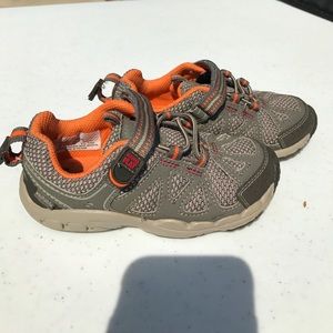 Stride rite boy's sz 8 gym shoes