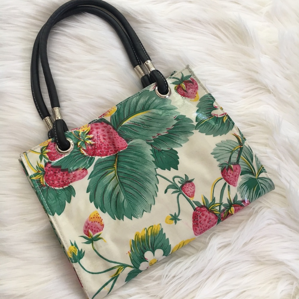 Flee Bag Mini In Strawberry Print