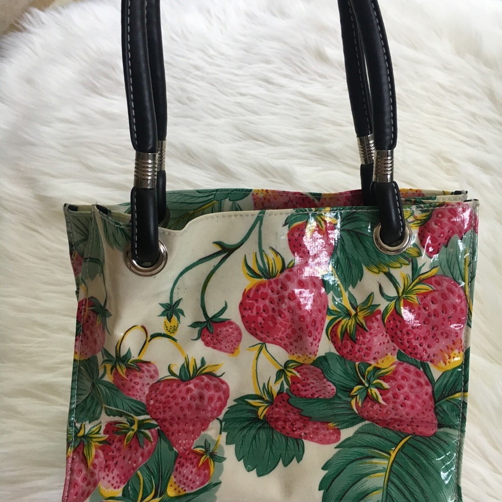 Flee Bag Mini In Strawberry Print - Picture 2 of 5