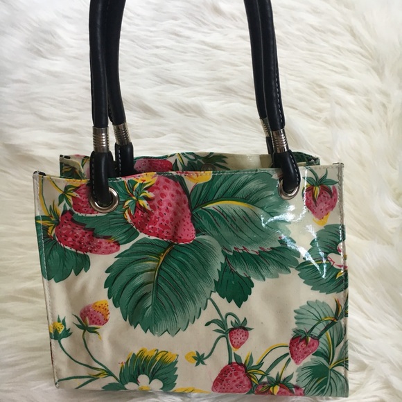 Flee Bag Mini In Strawberry Print - Picture 3 of 5