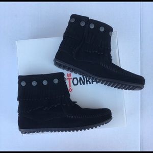 BNWB Minnetonka Black Double Fringe Boots. 7.