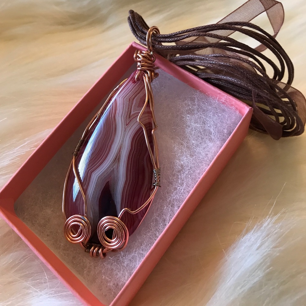 Wire Wrap Ladies Porcelain Stone Necklace.