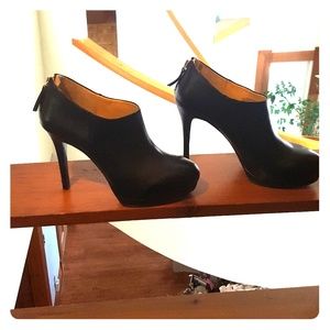 Thanksgiving sale! Nine West zip up Booties