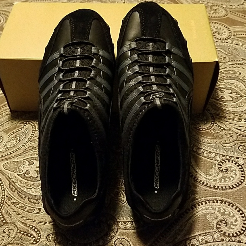 New with tags Skechers active sneakers