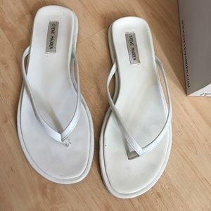Steve Madden Hepburn white leather thong, size 11